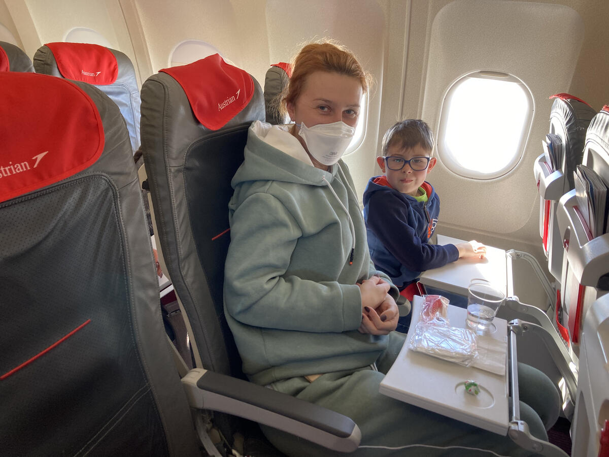réfugiés provenant de l'Ukraine dans une avion