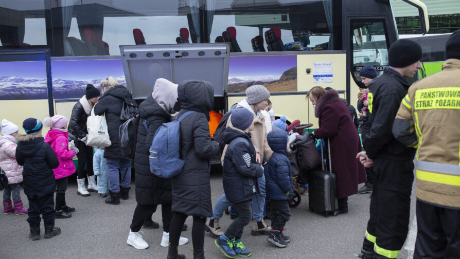 Vluchtelingen uit Oekraïne arriveren in Polen bij de grensovergang Medyka. © UNHCR/Valerio Muscella