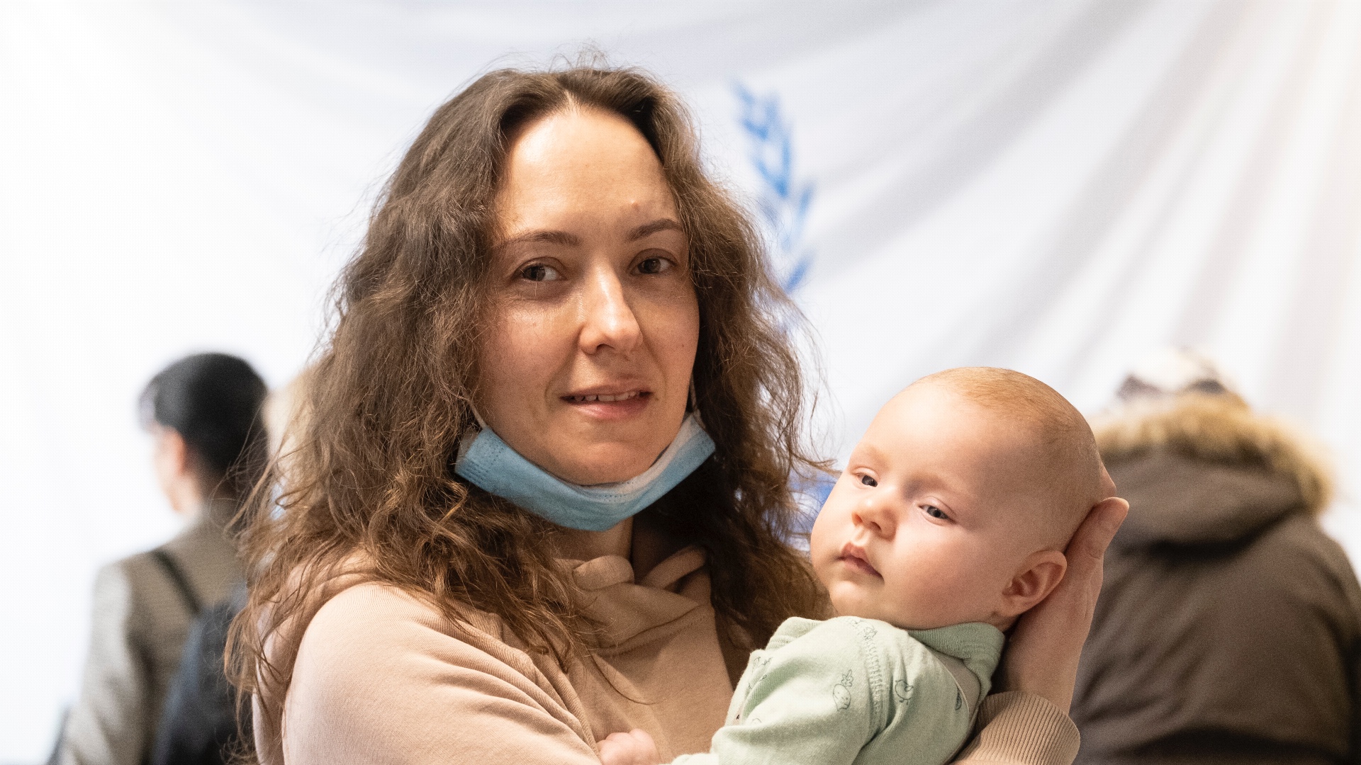 Kateryna Koval en haar dochter Victoria in een UNHCR-centrum voor financiële hulp aan vluchtelingen uit Oekraïne in Warschau, Polen. © HCR/Maciej Moskwa