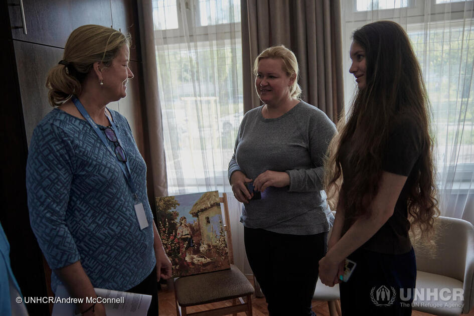 Daria et sa mère rencontrent la Haut Commissaire adjointe du HCR Kelly Clements lors de sa récente visite en Moldavie.