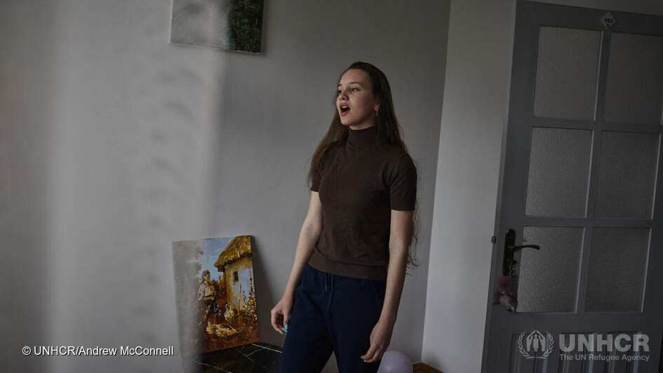 Daria, 15 ans, chante une chanson traditionnelle de son pays natal, l'Ukraine, dans le logement de sa famille à Chisinau, en Moldavie.
