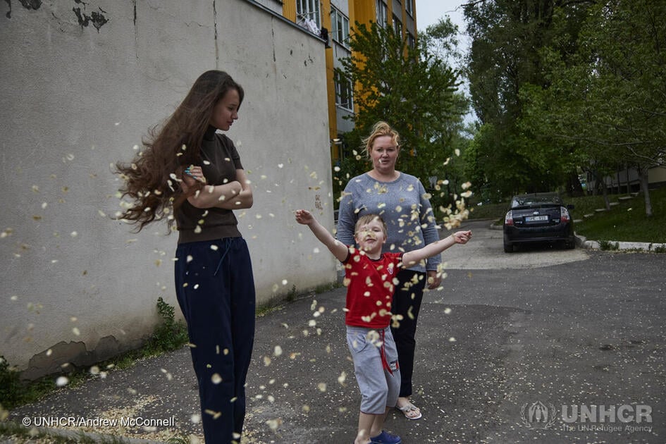 Daria met haar moeder Olga, 42 jaar oud, en haar jongere broer Sergey, 7 jaar oud, in Chisinau.