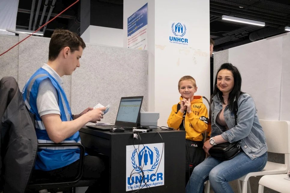 Yulia et son fils Vlad, réfugiés ukrainiens, au centre d’enregistrement du HCR pour les aides en espèces à Varsovie, en Pologne. © HCR/Maciej Moskwa
