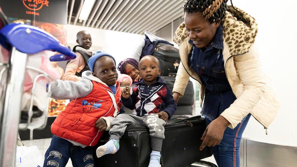 Hervestigde vluchtelingen komen aan in Portugal. © UNHCR/José Ventura