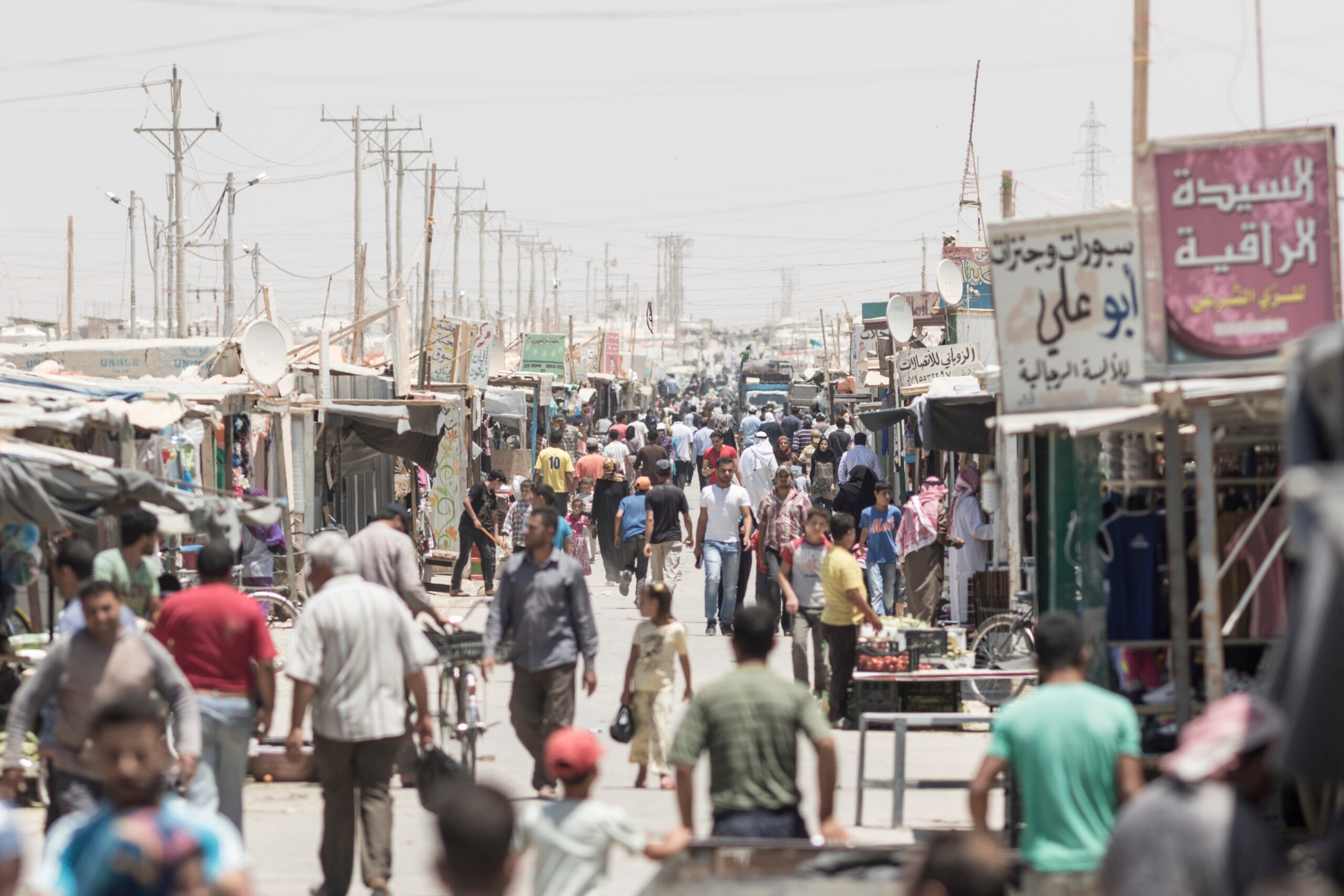 Drukke “Sham Elysees” marktstraat in Za’atari, juni 2015. © UNHCR/Christopher Herwig