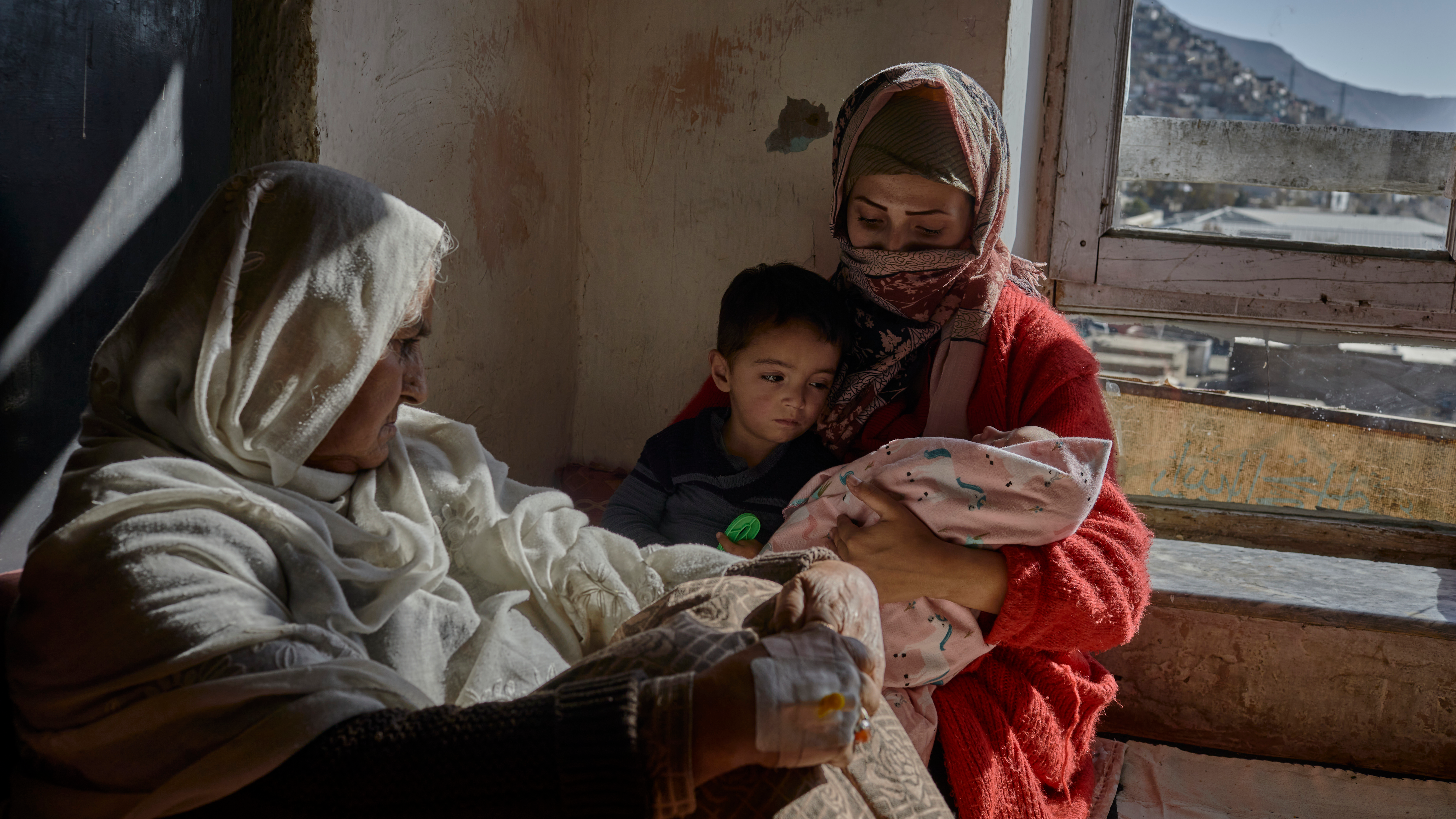 Deze familie raakte verwikkeld in gevechten in de Panjshir-vallei en vluchtte vorig jaar naar Kaboel nadat hun huis werd verwoest. © UNHCR/Andrew McConnell