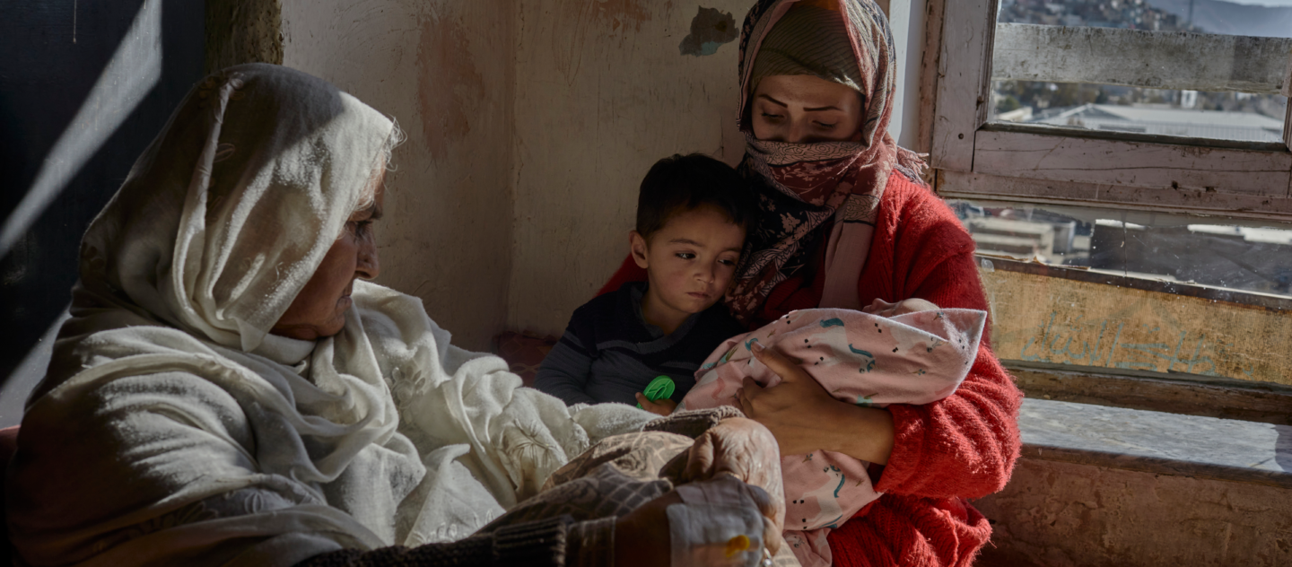 Cette famille, prise dans les combats dans la vallée du Panchir, a fui vers Kaboul l’année dernière lorsque sa maison a été détruite. © HCR/Andrew McConnell
