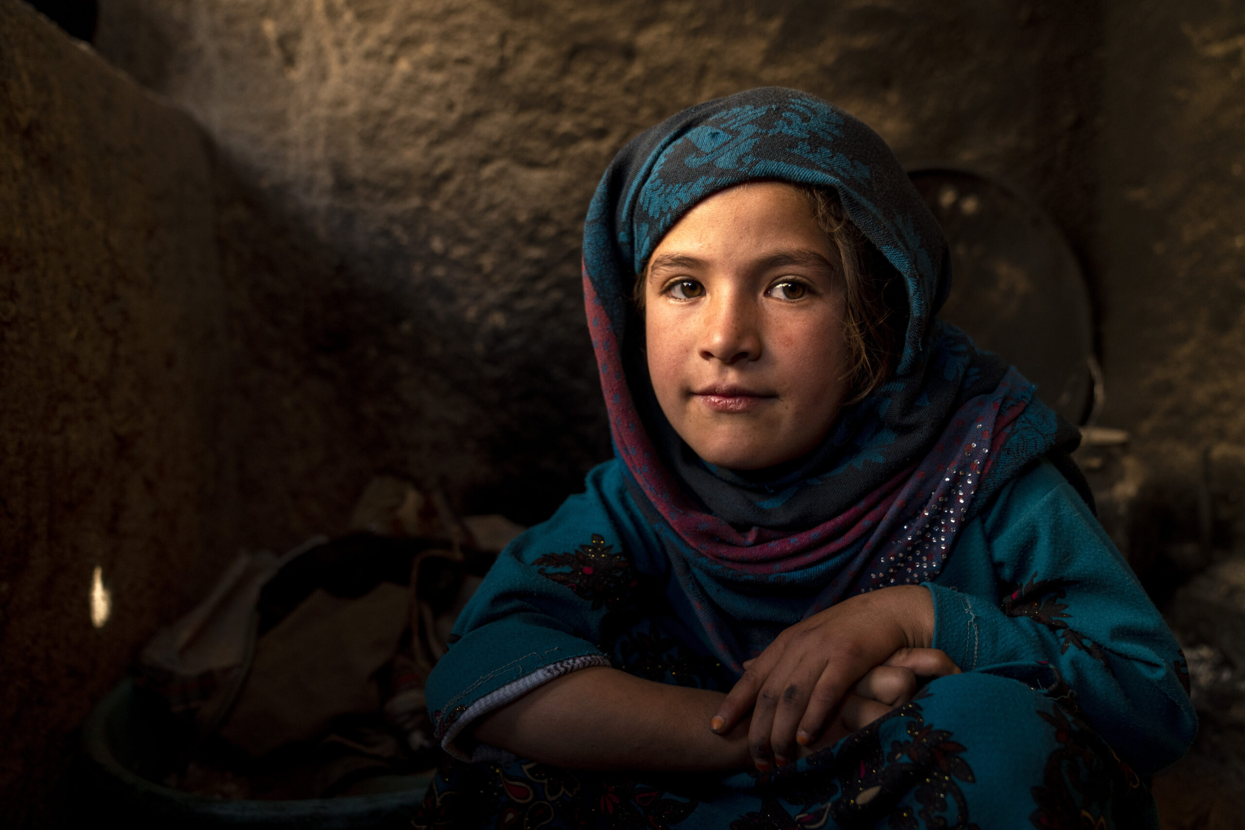 Een meisje uit een ontheemde familie in een nederzetting in Loya Wala, ten noorden van Kandahar. © UNHCR/Oxygen Film Studio