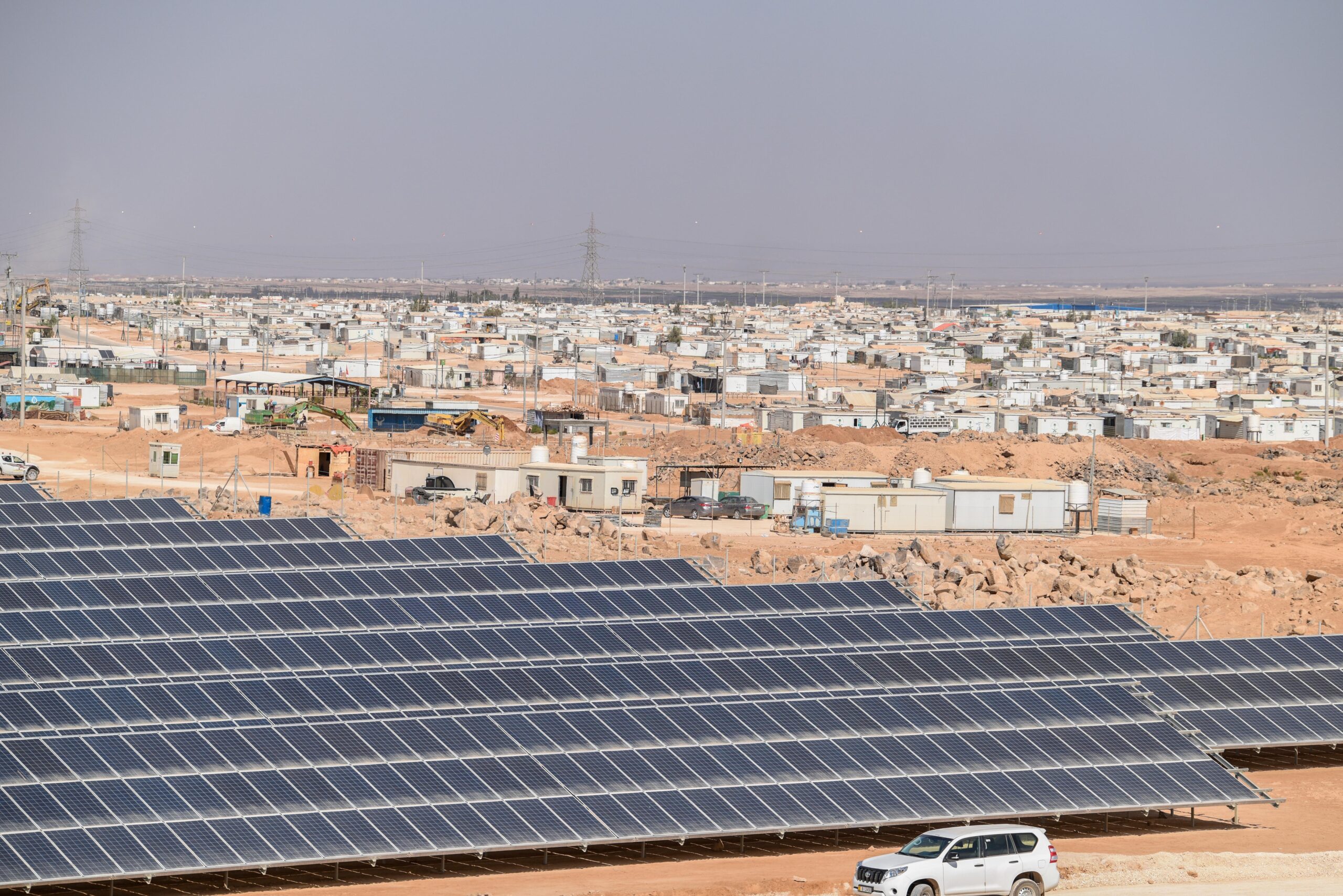 Deze elektriciteitscentrale op zonne-energie is de grootste die ooit gebouwd werd in een vluchtelingenkamp. Het levert groene energie aan het kamp. © UNHCR/Mohammad Hawari