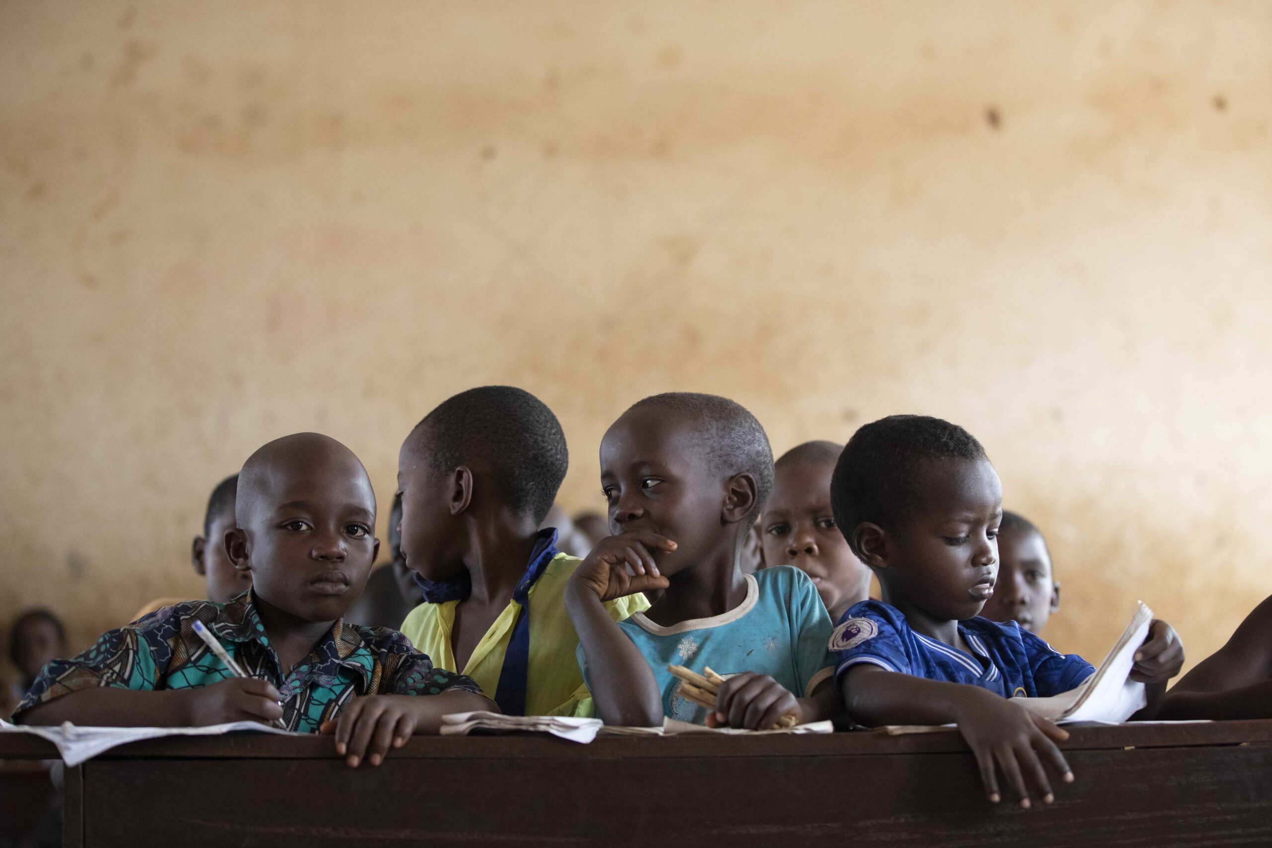 Leerlingen op de middelbare school in het Tongogaravluchtelingenkamp in Zimbabwe, april 2021. © UNHCR/Zinyange Auntony