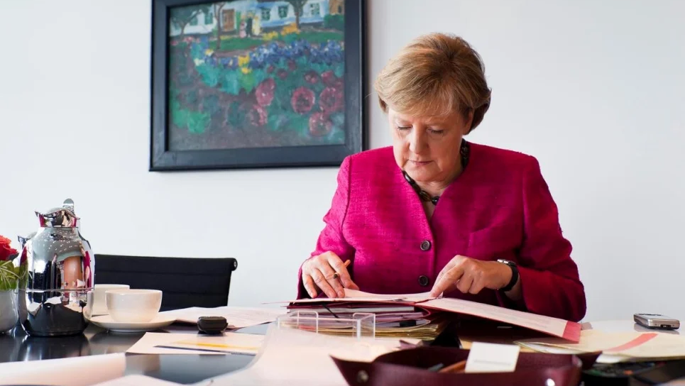 Angela Merkel, alors chancelière fédérale d'Allemagne, travaille dans son bureau du bâtiment de la chancellerie fédérale à Berlin en 2011. © UNHCR/Steffen Kugler