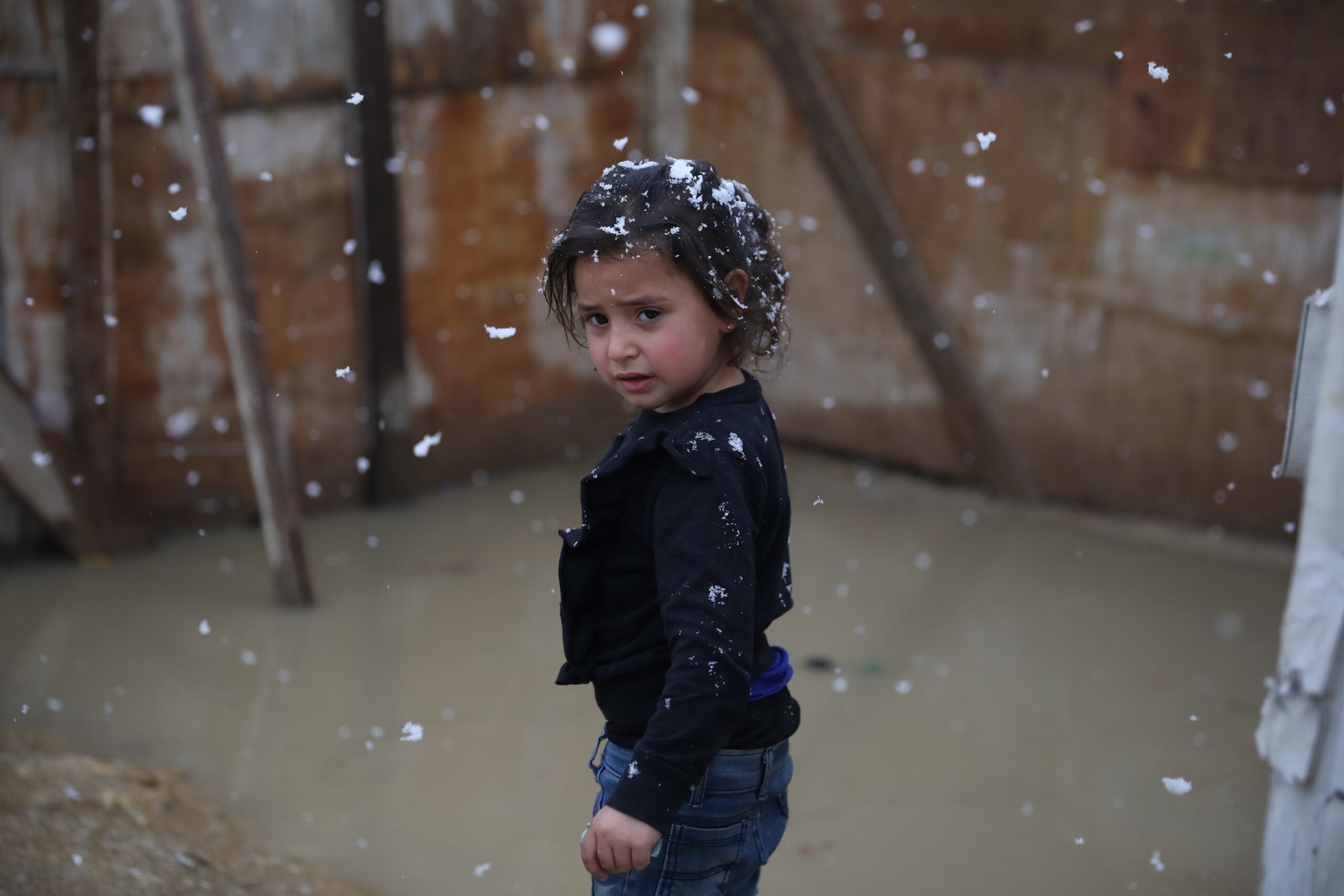 Meisje in Libanon tijdens sneeuwstorm, februari 2022. © UNHCR/Houssam Hariri