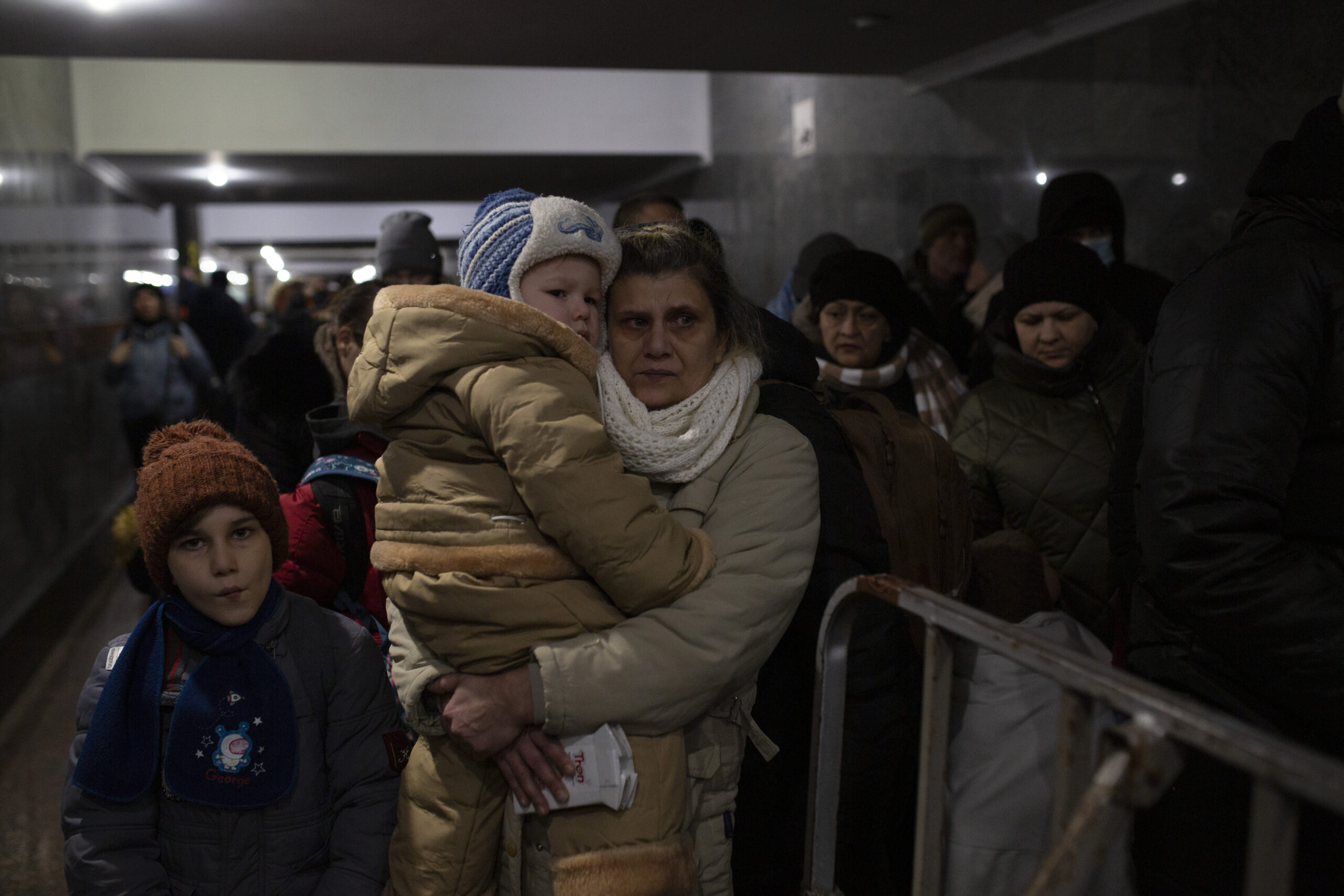 Eind februari en begin maart moesten duizenden mensen halsoverkop Oekraïne ontvluchten. Hier wachten mensen in een station op treinen richting Polen. © UNHCR / Valerio Muscella