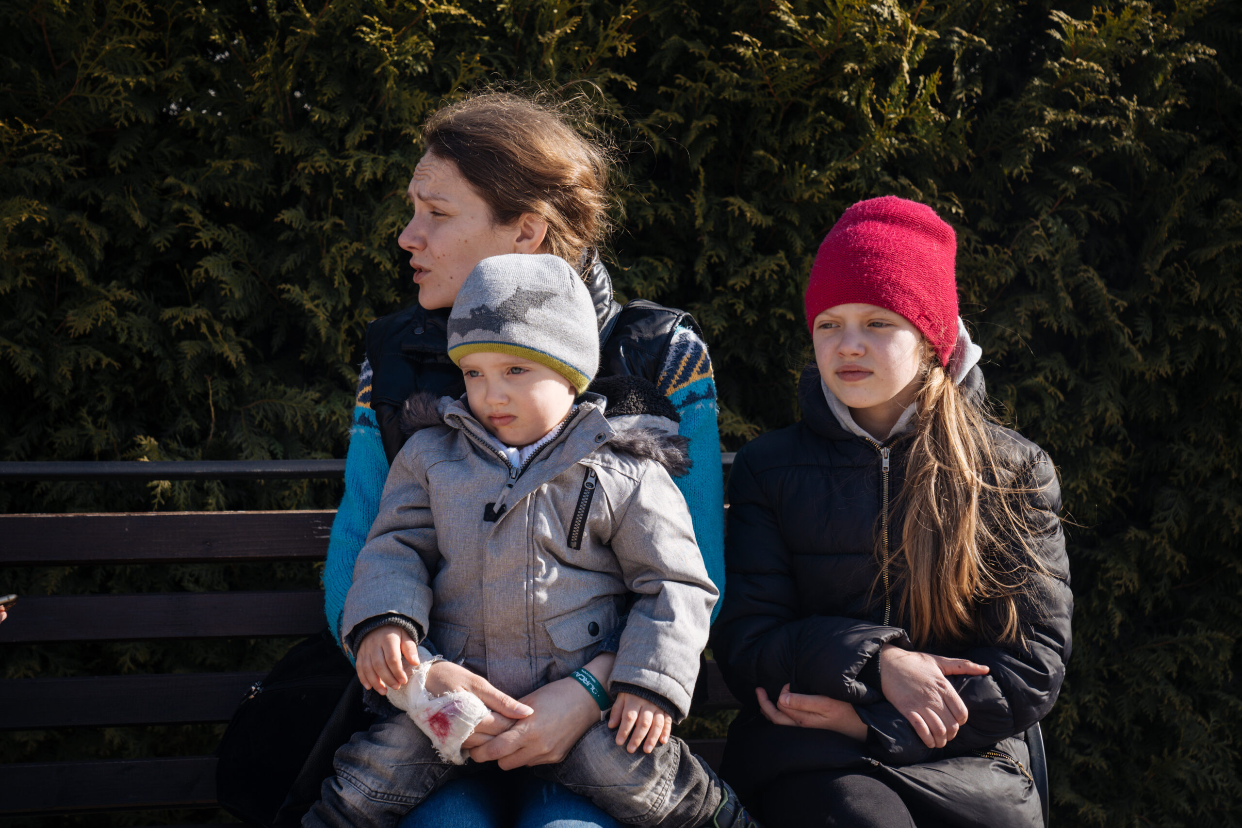 Vluchten in de kou: Deze moeder en haar twee kinderen moesten hun thuis in centraal Oekraïne ontvluchten en vonden veiligheid in het westen van het land. © UNHCR / Anton Fedorov