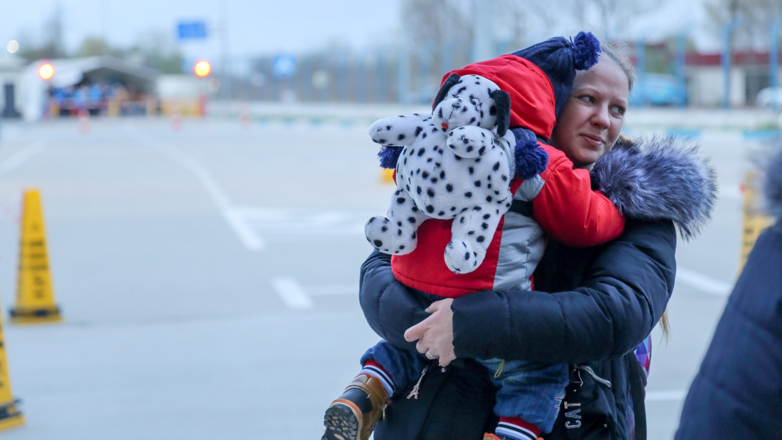 Moeder en kind moesten thuis in Oekraïne ontvluchten in april 2022. © UNHCR/Caroline Bach