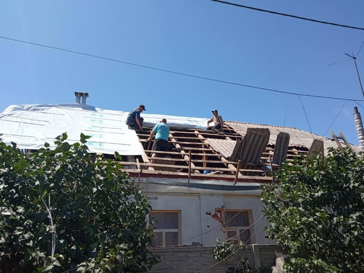 UNHCR noodherstelpakketten maken het mogelijk om beschadigde woningen in Oekraïne te herstellen, zomer 2022. © UNHCR