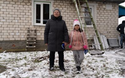 Alors que la neige tombe sur Tchernihiv, des familles ukrainiennes trouvent du réconfort dans leurs maisons nouvellement réparées.