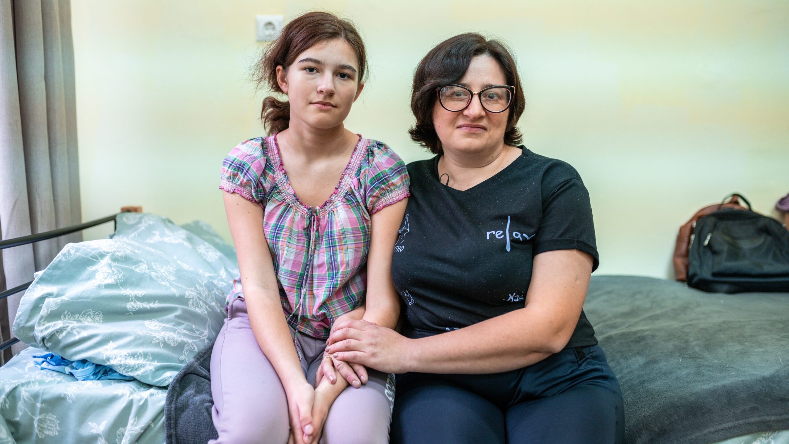 Natalia Artiukh en haar dochter in het ziekenhuis in de Bulgaarse stad Plovdiv. Ze verlieten samen met andere familieleden hun thuis in Zaporizja, in het zuidoosten van Oekraïne. © UNHCR/Nikolay Stoykov