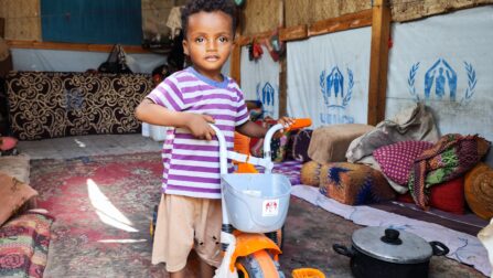 Abdulkareem, 3, in zijn huis in het Shaabkamp voor mensen op de vlucht in Aden, Jemen. © UNHCR/Ahmed Al-Mayadeen