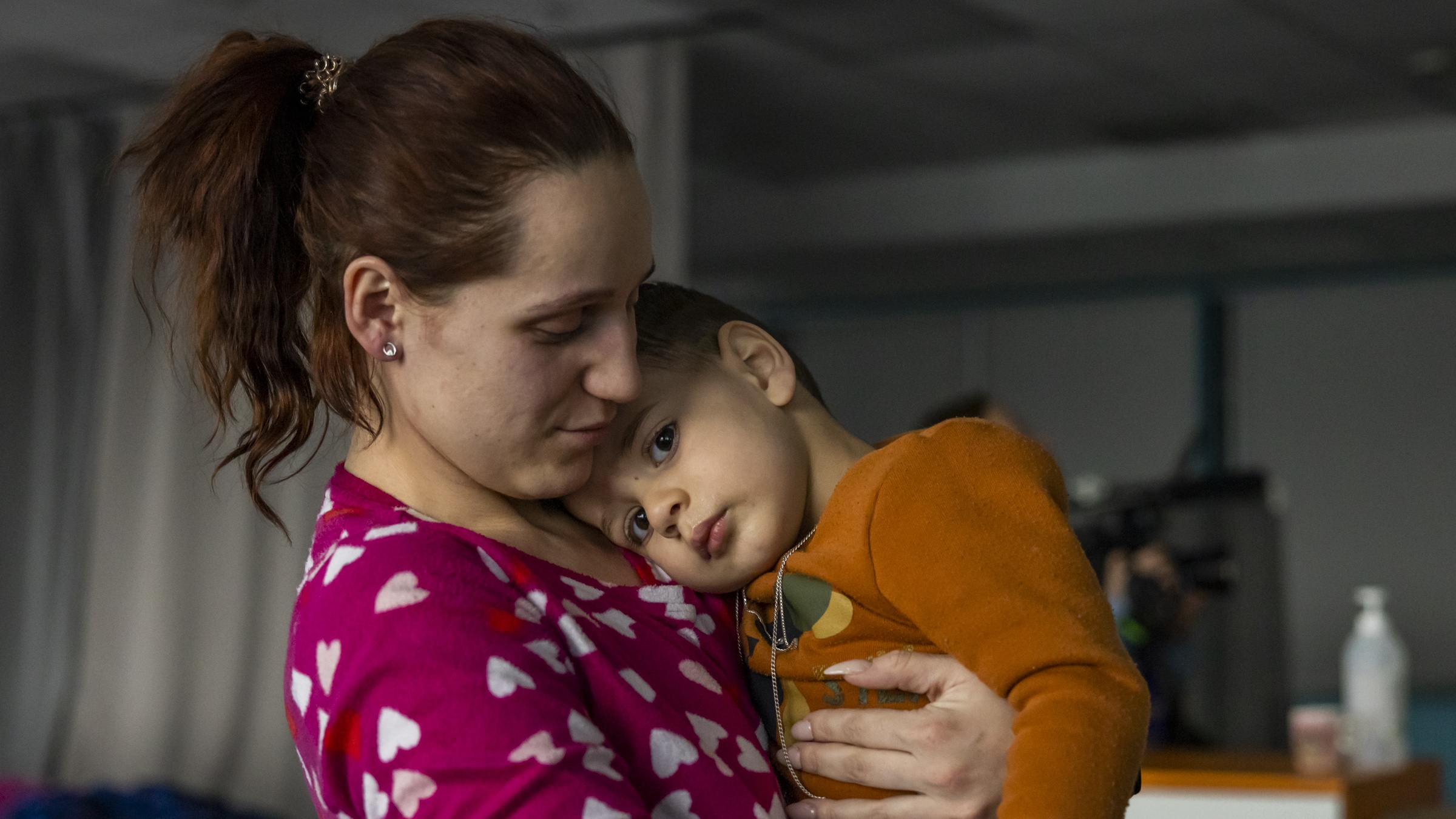 Katerina, une réfugiée ukrainienne, tient dans ses bras son fils Arsen dans le centre collectif où ils vivent à Cracovie, en Pologne. © HCR/Anna Liminowicz