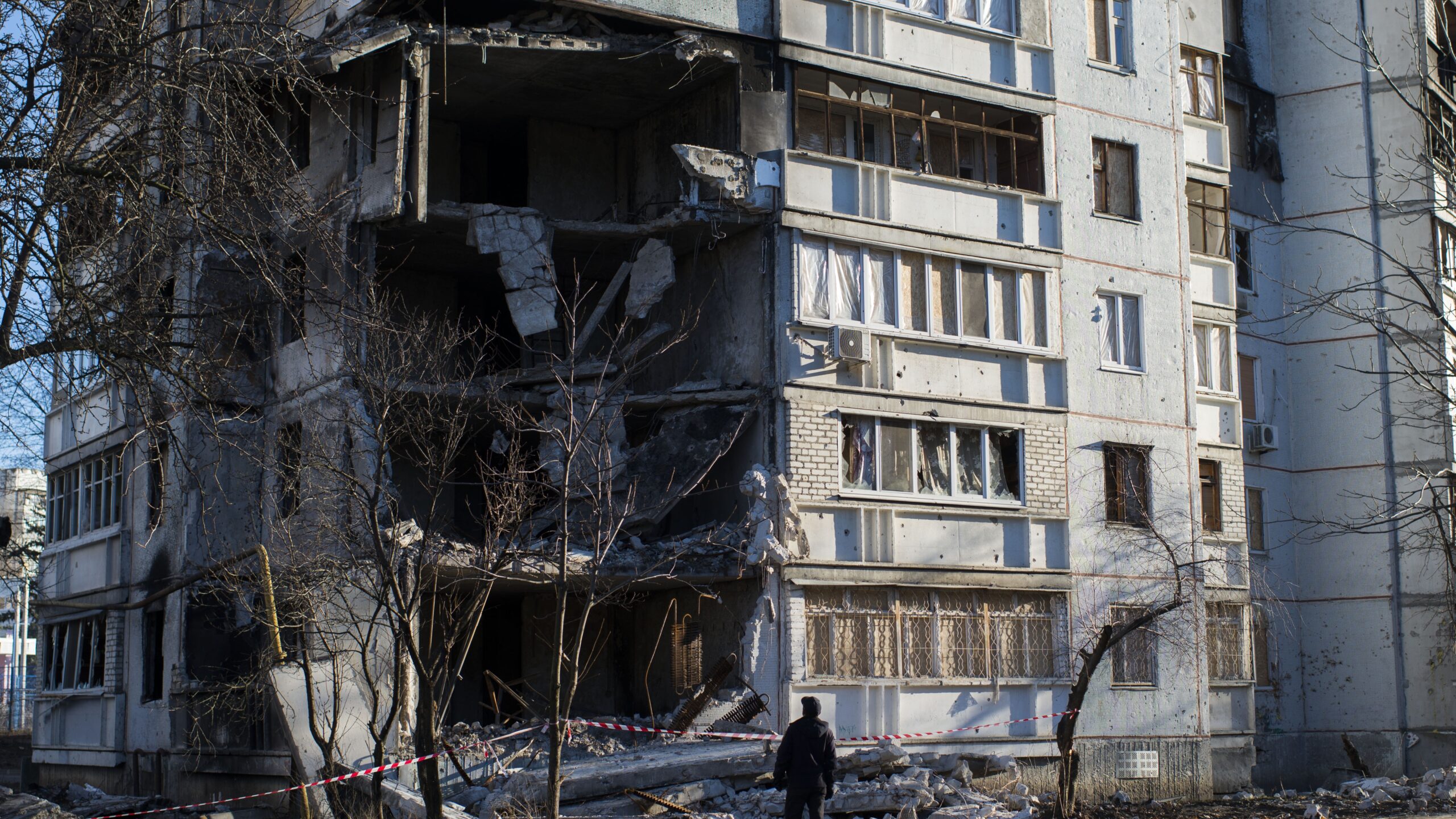 Un bâtiment résidentiel en ruines dans le quartier résidentiel de Saltivskyi, dans la ville de Kharkiv. HCR/Colin Delfosse