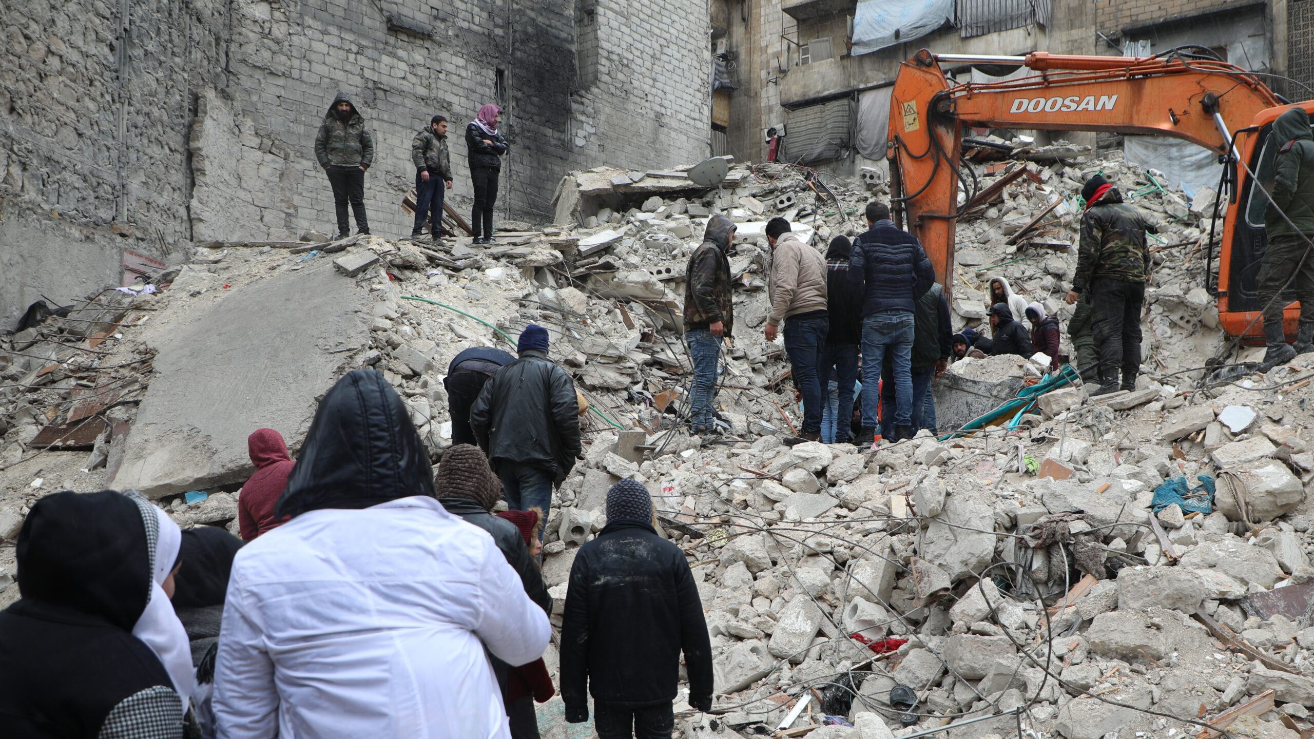 Inwoners zijn op zoek naar overlevenden onder het puin van een ingestort gebouw in de wijk al-Kallasah in Aleppo, Syrië, na de aardbevingen die Turkije en Syrië troffen op 6 februari. © HCR/Hameed Maarouf