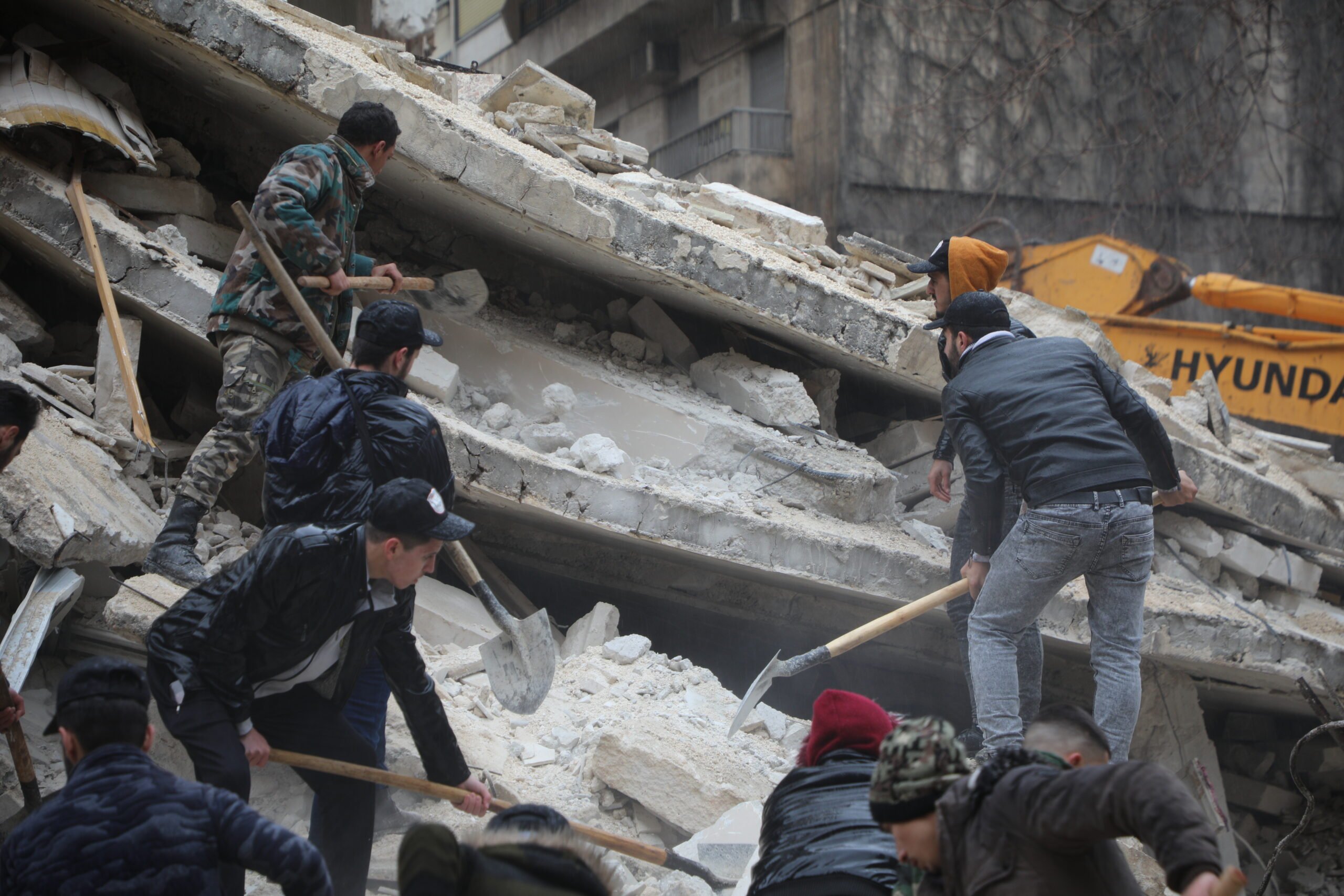 Mensen zoeken naar overlevenden onder het puin van een ingestort gebouw in de wijk Al-Aziziyeh in Aleppo, Syrië, na twee krachtige aardbevingen die de regio op 6 februari troffen. © UNHCR/Hameed Maarouf