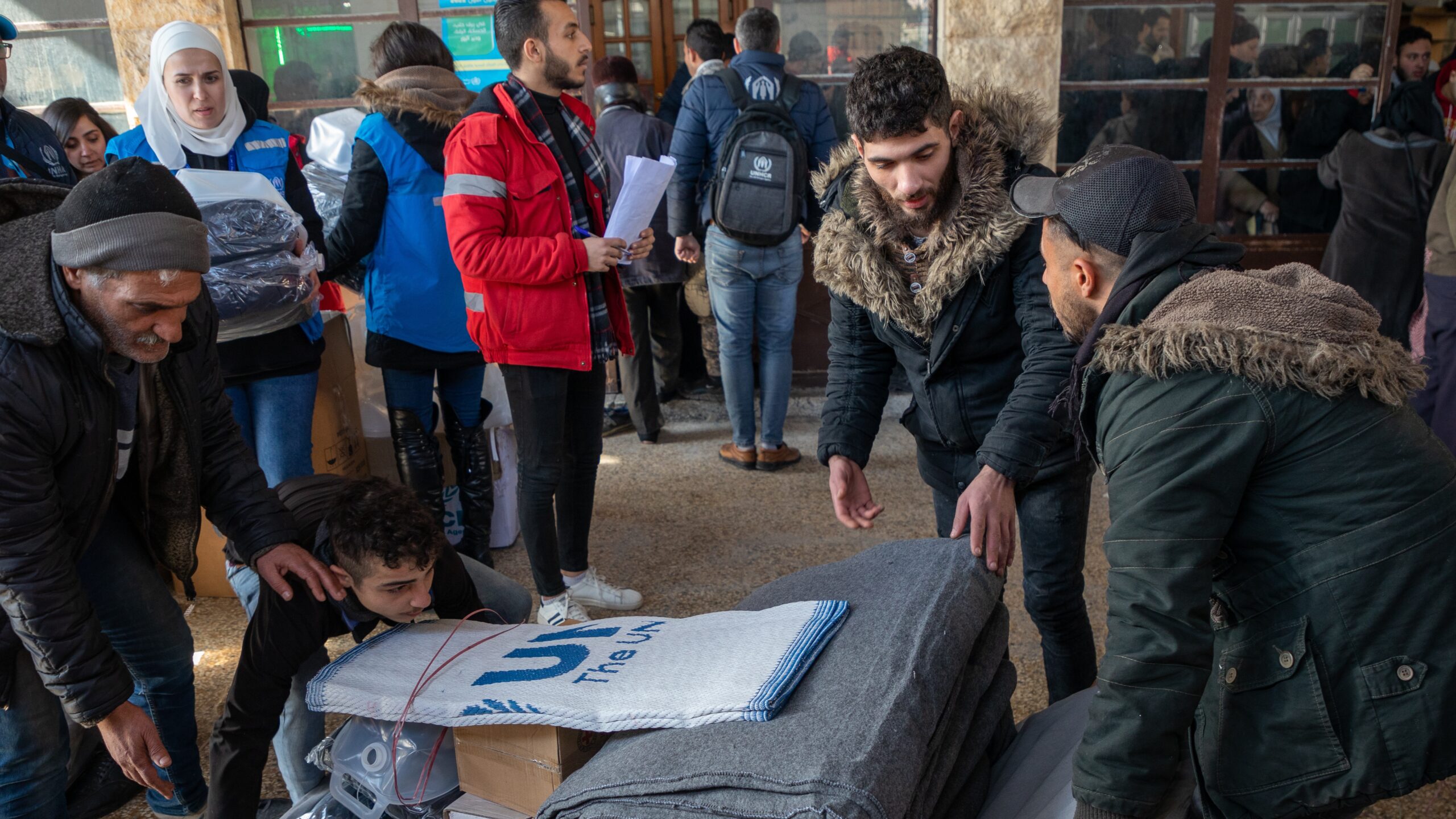 Distribution d’articles de secours à des familles hébergées dans une mosquée dans le quartier de Suleiman Al-Halabi à Alep, en Syrie, le 8 février 2023. © HCR/Hameed Maarouf