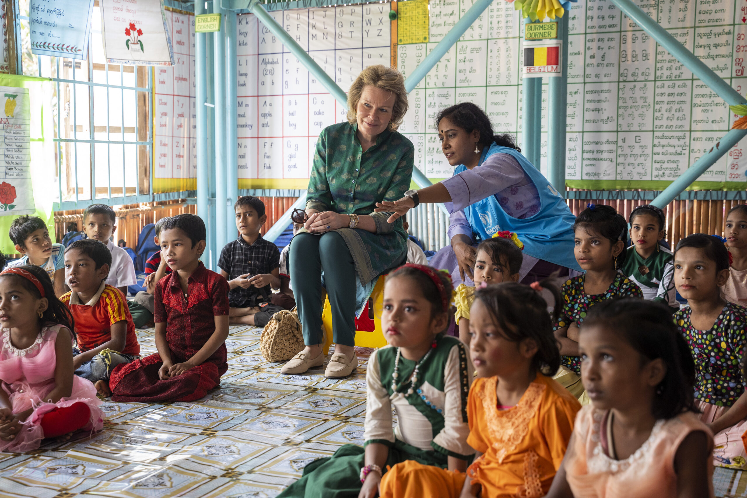Koningin Mathilde in het leercentrum voor Rohingyavluchtelingen, gerund door UNHCR en CODEC, tijdens haar bezoek aan het Rohingyavluchtelingenkamp in Ukhiya, Cox's Bazar in Bangladesh op 7 februari 2023. © UNHCR Saikat Mojumder
