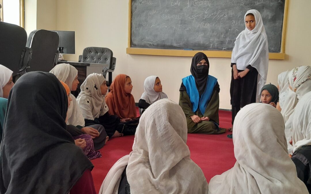 Ooit vluchteling, nu een vrijwillige leerkracht: Sahar ondersteunt andere Afghaanse meisjes in hun opleiding