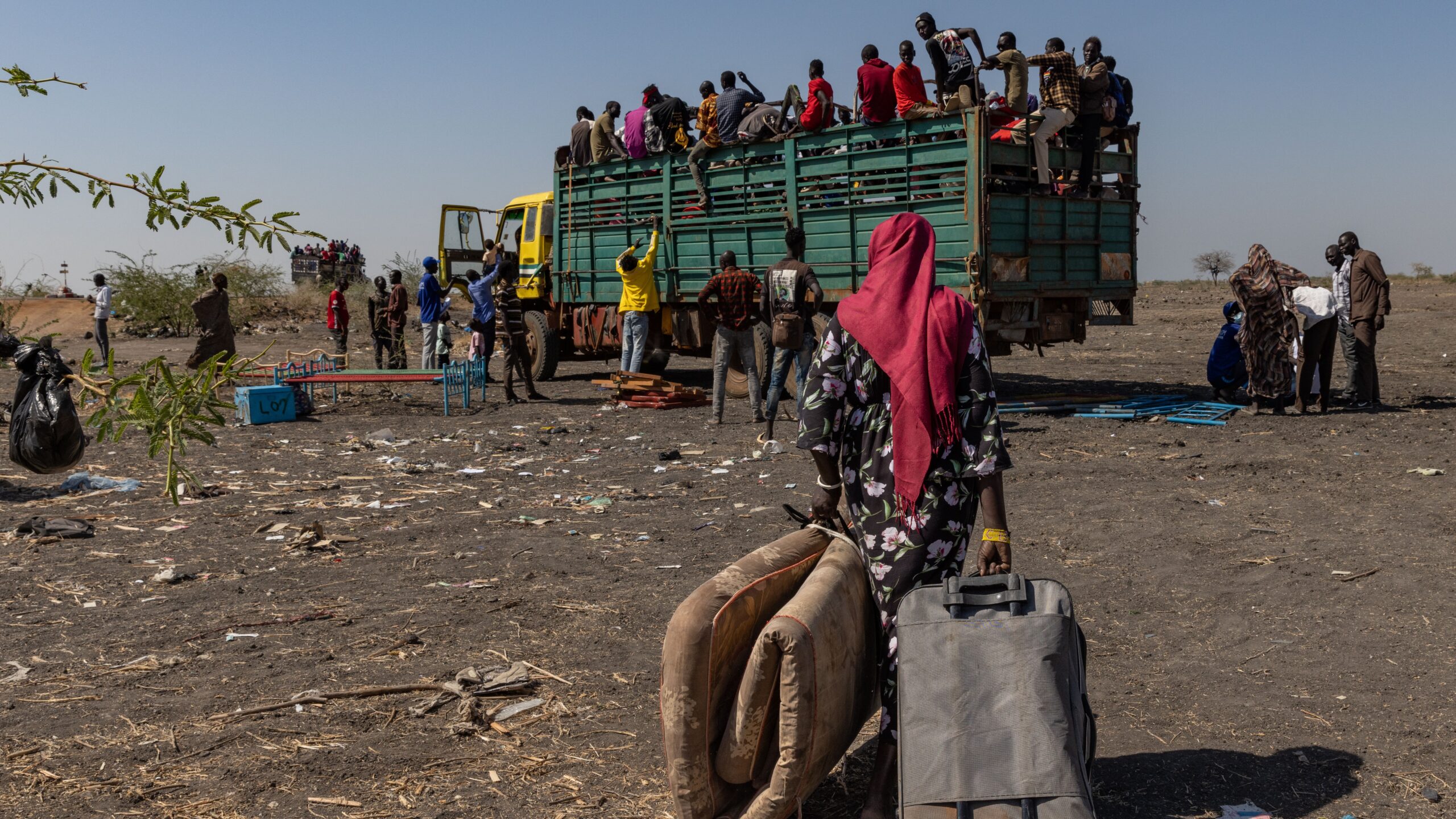 Terugkerende Zuid-Soedanese vluchtelingen en Soedanese vluchtelingen die het conflict in Soedan zijn ontvlucht stappen in in een vrachtwagen aan de grenspost Joda, nabij Renk, Zuid-Soedan. © UNHCR/Andrew McConnell