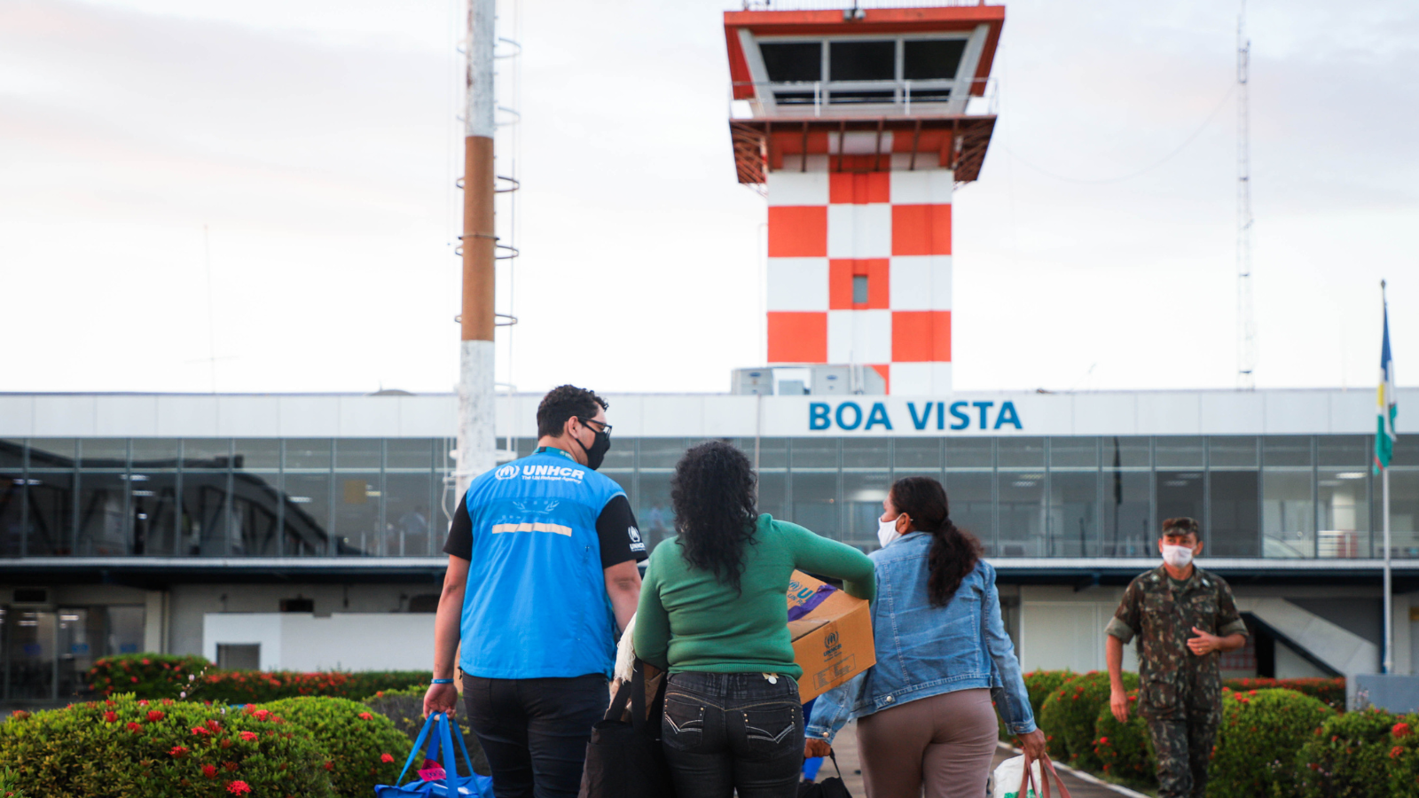 Venezolanen die in Boa Vista wonen, in de Braziliaanse staat Roraima, begeven zich naar de luchthaven in hun stad om te verhuizen naar Juiz de Fora, in de staat Minas Gerais. © HCR/Allana Ferreira