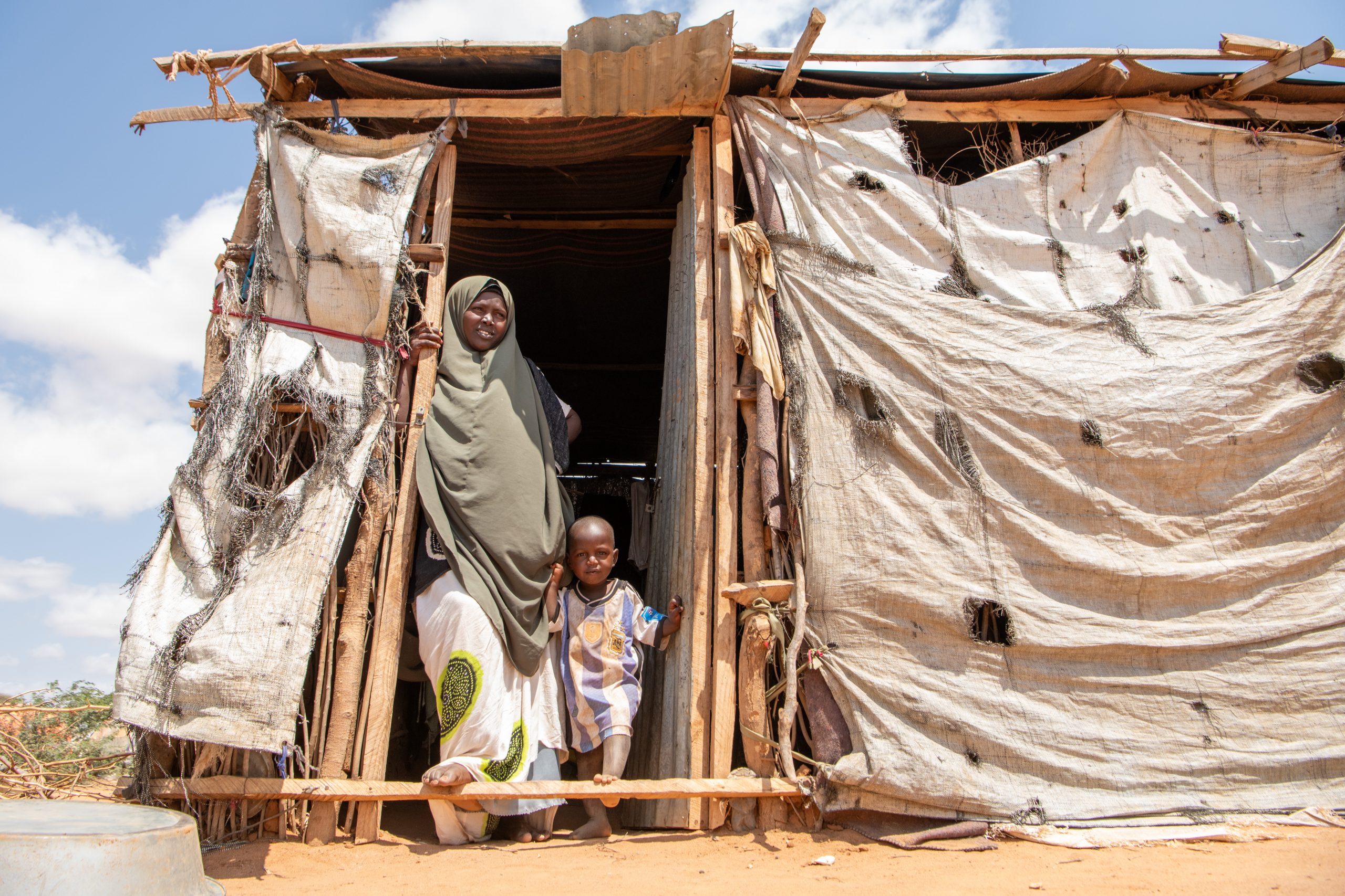Hajira Abdullaji, 33 ans, dans l’abri qu’elle partage avec ses enfants dans un camp de réfugiés de Dadaab, au Kenya, après avoir fui la Somalie l’année dernière pour échapper à la pire sécheresse depuis des décennies. ©HCR/Samuel Otieno