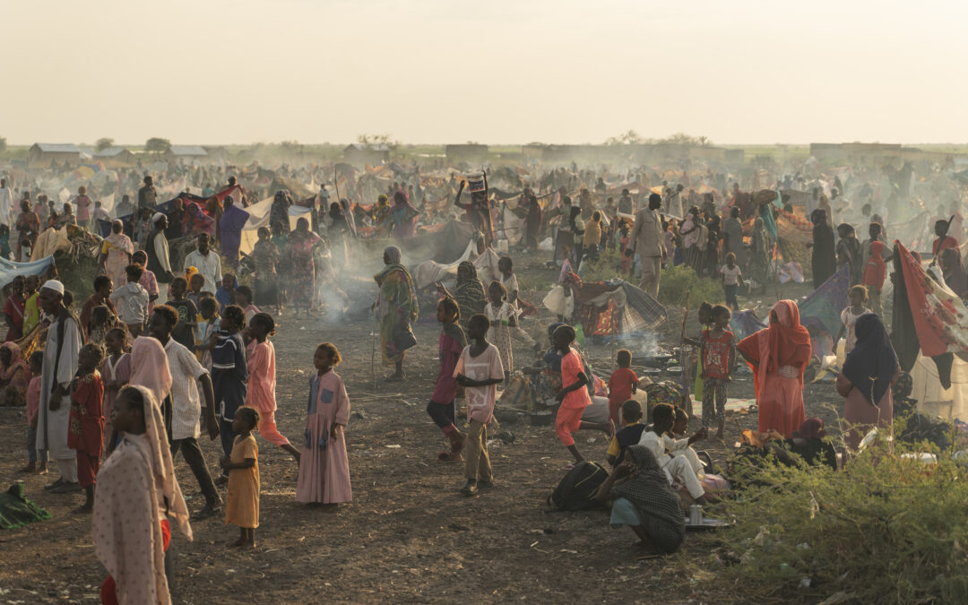 Na een jaar oorlog ontvluchten nog steeds dagelijks duizenden mensen Soedan