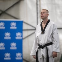 Олексий Жеребчевски стои гордо по време на шампионата по таекуондо в София, България. Състезанието беше организирано от организацията „Училище по таекуондо“, ръководена от бежанци, и подкрепено от ВКБООН, Агенцията на ООН за бежанците.