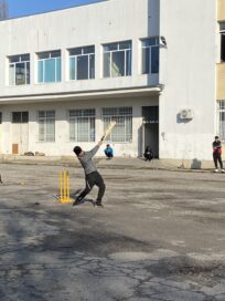 Крикетът носи радост на млади непридружени, търсещи закрила в България