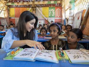 Aseel Omran, UNHCR's newest Goodwill Ambassador, meeting with young Rohingya refugees during her visit to Bangladesh
