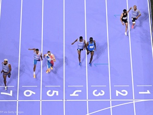 Vue aérienne de quatre paires de coureurs s'approchant de la ligne d'arrivée d'une piste de course.
