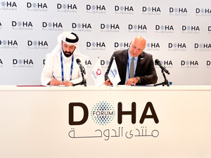 أحمد محسن، ممثل المفوضية السامية للأمم المتحدة لشؤون اللاجئين لدى دولة قطر، ونواف عبد الله الحمادي، مساعد الرئيس التنفيذي لقطاع العمليات والبرامج الدولية لدى قطر الخيرية، خلال توقيع الاتفاقيات في منتدى الدوحة 2024 في الدوحة، قطر.