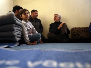 المفوض السامي للأمم المتحدة لشؤون اللاجئين، فيليبو غراندي (يمين)، يلتقي عيسى (وسط) وعائلته، الذين عادوا مؤخراً إلى حلب من كهرمان مرعش في تركيا.