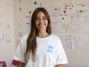 سفيرة النوايا الحسنة لدى المفوضية، كارن وازن، أثناء زيارتها لمركز كاريتاس في لبنان، ولقائها بنساء لاجئات حرفيات ممن يصنعن منتجات تحت مبادرة Made51.