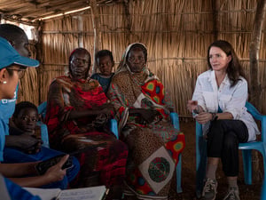 Kristin Davis speaks to UNHCR staff and South Sudanese returnees