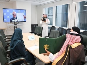 جانب من التوقيع على الاتفاقية عبر تقنية الفيديو.