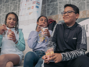 الاكوادور. يندمج الأطفال اللاجئون في الأحياء المضيفة لهم من خلال الأنشطة الرياضية المجتمعية.