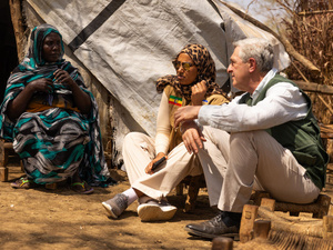 Filippo Grandi, Haut Commissaire des Nations Unies pour les réfugiés, et Teyiba Hassen, Directrice générale du Service éthiopien pour les réfugiés et les rapatriés, s'entretiennent avec Hawa Ahmed Yassin, une réfugiée soudanaise, au centre de transit de Kurmuk. 