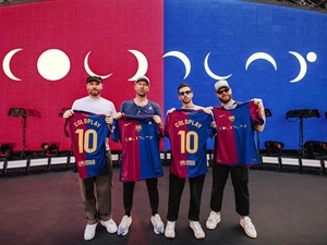 Les quatre hommes de Coldplay tiennent le maillot du FC Barcelone, sur lequel sont inscrits Coldplay et 10.
