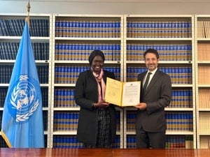 Cecilia Adeng, Représentante permanente du Soudan du Sud auprès des Nations Unies, et David Nanopoulos, Chef de la Section des traités des Nations Unies, lors de la ratification par le Soudan du Sud des Conventions de 1954 et 1961 sur l'apatridie.