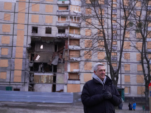 Ukraine. Le Haut Commissaire des Nations Unies pour les réfugiés, Filippo Grandi, visite le site d'une attaque dans un quartier résidentiel de Kharkiv.