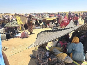 مخيم يؤوي نازحين سودانيين في مركز استقبال في مدينة طويلة، وذلك بعد فرارهم من الفاشر والمناطق المحيطة بها في شمال دارفور في أكتوبر 2025.