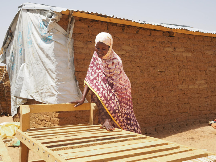 حوّلت اللاجئة السودانية ماركا مأواها الطارئ إلى منزل شبه دائم.